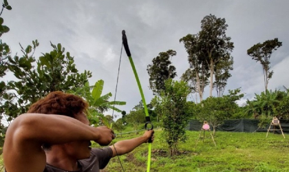 man pull bow string tight ready to release his arrow